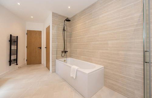 Stanway Apartments- Free Parking & Close To Tram Stop - Photo 34