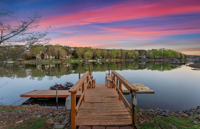 Sleeps 22, Lakefront w/ Private Dock & Pool, 2 Houses Lake Living by Avantstay - Foto 11