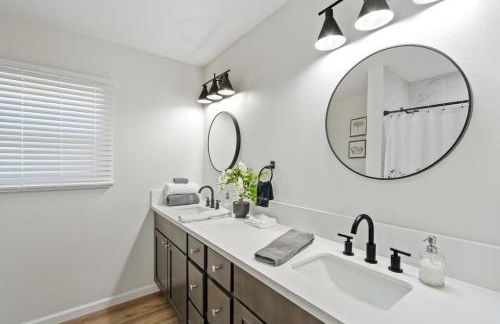 Sleeps 12 - Hot Tub - Pool - Game Room & Fire Pit! - Foto 68