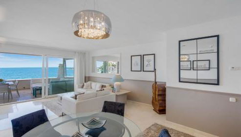 Beach-line apartment with 3 bedrooms in Estepona - Photo 2