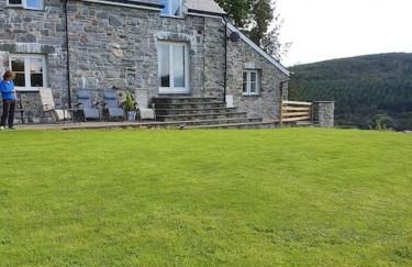 3 Bedroom Barn Conversion with HOT TUB-Garden View - Ty Cerrig Barn - Photo 1