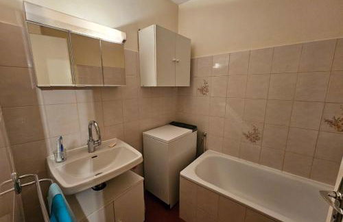 Sunny balcony steps from the slopes - Foto 11