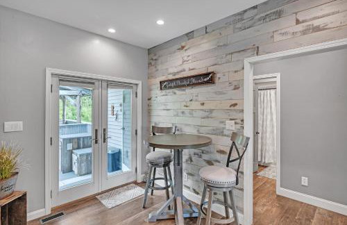 Lakeside Retreat with Hot Tub & Game Room home - Foto 41