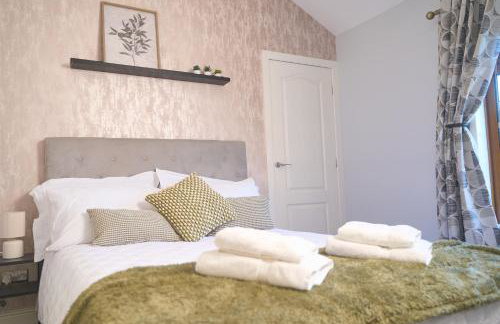 Modern Cosy 2-Bed Terrace with Private Garden - Foto 5