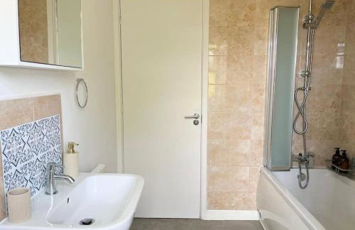 Artistic, Bright & Spacious 3 Bedroom Home - Foto 34