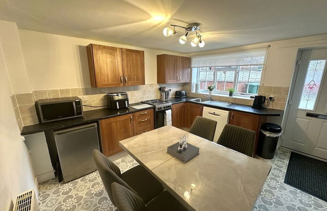 2 Bedroom Cottage Free Private Parking Fire Place - Photo 4