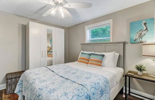 Tropical Beach Bungalow Down - Backyard - Grill - Across Street from Beach - Foto 16