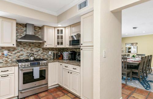 Spacious 4BR 2 5BA Family Retreat Pool Near Beach - Foto 16