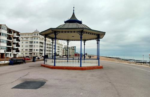 Glorious Duplex Holiday Apartment By The Sea - Photo 29