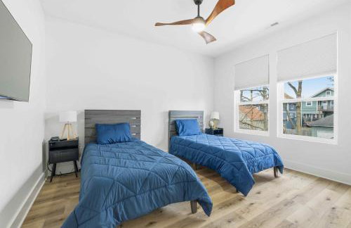 Near Indy Attractions • Deck • Patio • Fenced Yard - Photo 34