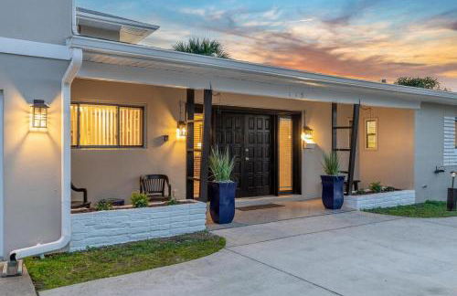 SAND CASTLE-Fun For Big Groups-Walk to Beach, Heated Pool, Lanai - Foto 3