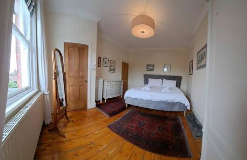 Stunning 3BD Victorian House in Bramhall Village - Photo 16