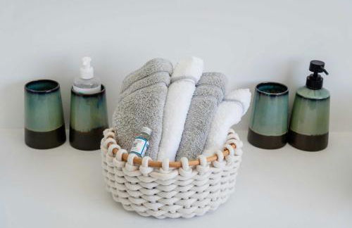 Charming Villa with Pool & Scenic Garden - Foto 26