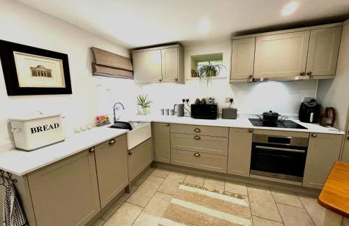 Flower Cottage by Ludlow Castle with Onsite Parking - Photo 12