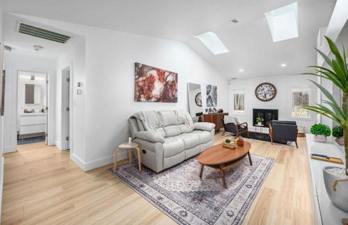 Tranquil Light-Filled Retreat 3BR Ranch - Photo 2