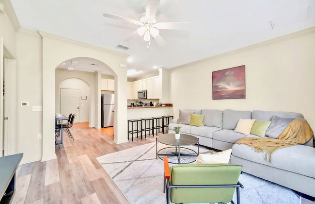 Upstay - Modern Condo w Pool Hot Tub and Sauna - Photo 1