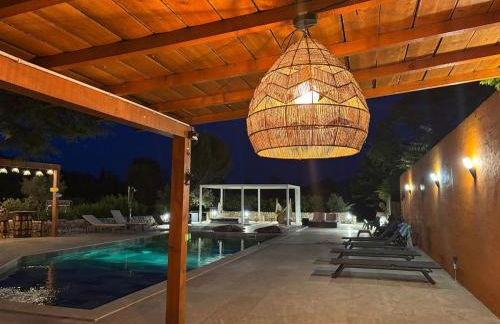 Villa Soleil Piscine Jacuzzi Pétanque Espace bbq billard et salons extérieurs - Foto 49