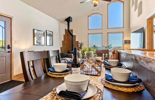 Family Mountain Getaway w Hot Tub and Amazing Views! Close to Hiking & Skiing - Foto 3