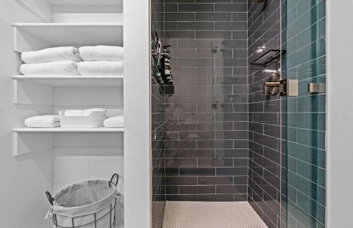 Downtown views! Amazing pool gym hottub Luxury apt - Foto 24