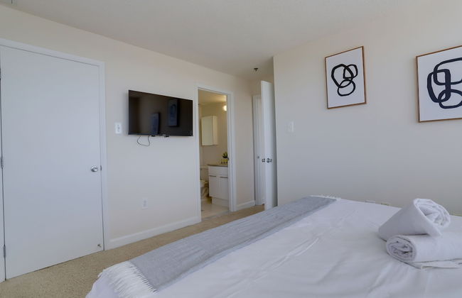 Gorgeous Apt with Rooftop City View - Photo 10