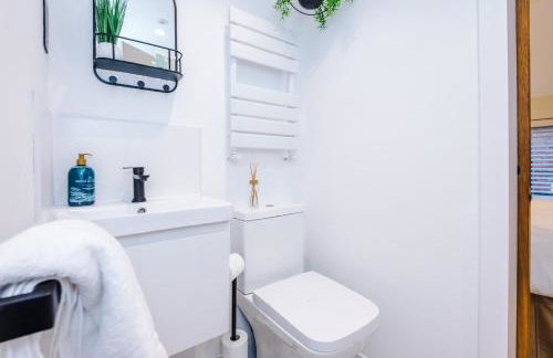 Foden's House by YourStays - 2 Bedroom Cottage in Sandbach with gorgeous dining room extension, High end finish - Foto 10