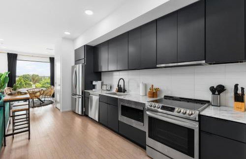 River View High-End Condo with Private Patio and FREE Parking - Foto 10