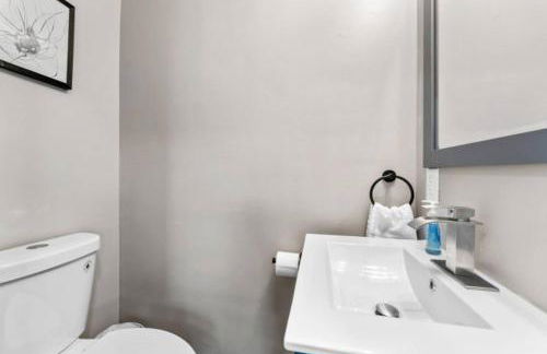 Two Dulles homes 1 price sleeps 16 w-EV parking - Foto 50