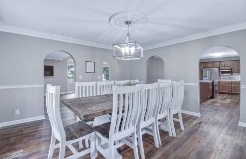 Large Hillside Retreat with Pool and Hot Tub - Foto 9