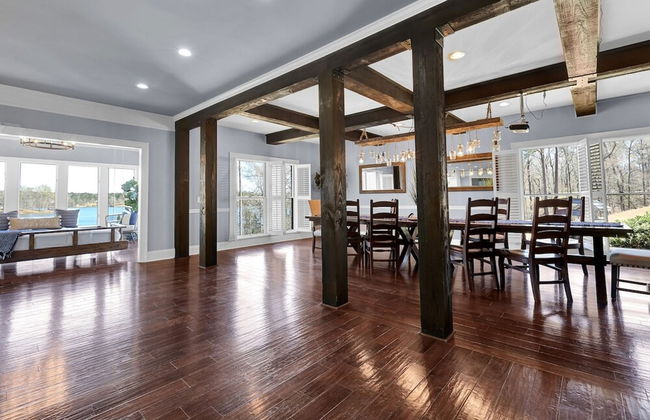 7BR Lakefront Haven Pool Hot Tub Gated 4acres - Foto 34