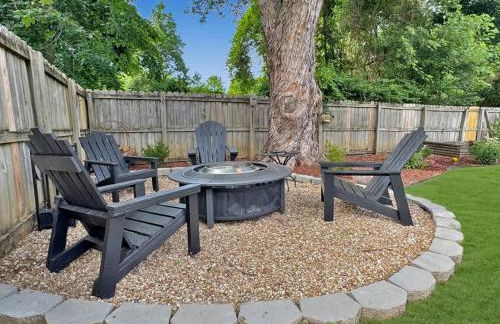 Relaxing Backyard with Fire Pit and Near Parks - Foto 10