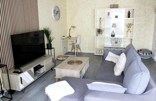 Cosy Appart - Proche Eurexpo - Balcon - Parking - Spacieux T2 - Foto 5