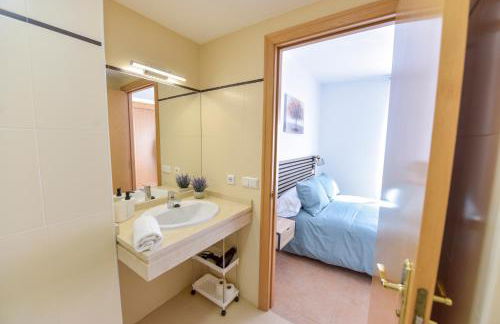 New Premium Apartment - Free Parking & Pools - Photo 2