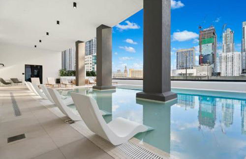 City Skyline Views & Rooftop Pool at District 225 - Foto 10