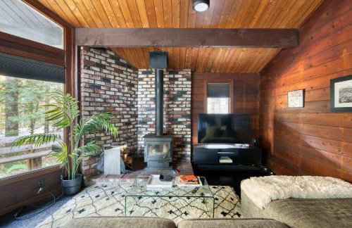 Mid-century Cabin Hideaway - Hot Tub & Fire Pit - Foto 13