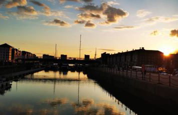 Riverside 1BR with Easy Transport 20min to City Centre - Photo 35