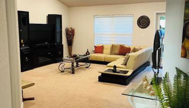 Modern 4BR Home with Wi-Fi & Garage Games - Foto 3
