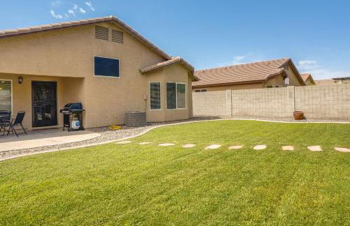 Fenced Backyard and Fire Pit Bright Peoria Home! - Foto 3