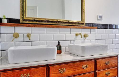 Beautiful 5 bed house, relaxing garden and driveway parking 10 min to the beach - Foto 9