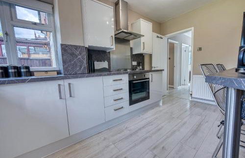 Elegant 5 Bed House - Sleeps 9, Central Solihull, NEC, JLR, HS2, Resorts World, Airport Business and Leisure Stays, - Foto 12