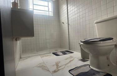 Apartamento com Estacionamento, Wi-Fi, Ar condicionado a 300 metros da Praia da Enseada no Guarujá. - Foto 29