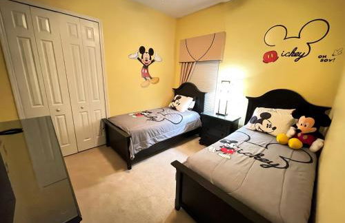 Luxurious Getaway Pool Hot Tub Theater Gym Outdoor Kitchen BBQ 2 Miles to Disney - Foto 4