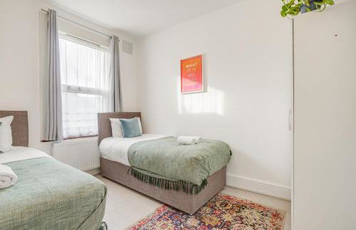 Spacious House in North London, very close to train station and bus stops, near Tottenham Stadium & lots of parking - Photo 16