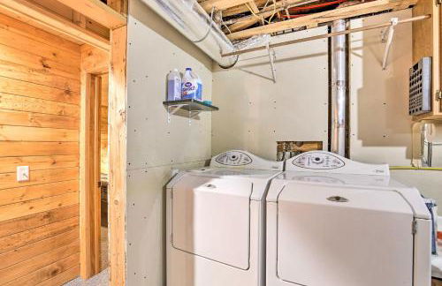 Splendid Family Cabin with Hot Tub and Grill! - Foto 28