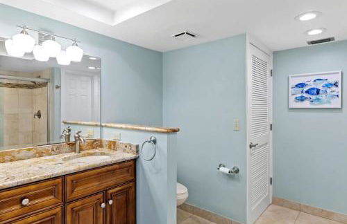 Stunning Waterfront Residence with Panoramic Water Views - Foto 11