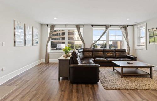 Luxurious 8BR Beach Duplex w Ocean Views - Photo 46