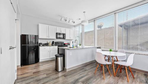 Near DT & CLE Clinic Queen Bed Wi-Fi Parking - Photo 4