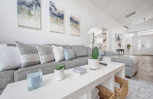 Newly Renovated 4BR 2B Riverview Oasis with King - Foto 7