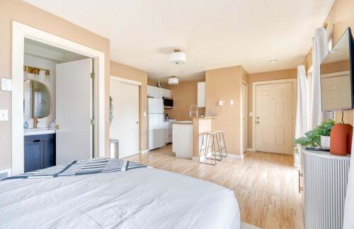 Stay Portland - John's Landing Haven - Studio Near OHSU - Photo 6