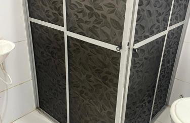 Quarto com sacada possui cama de casal, ventilador e guarda-roupa - Photo 8