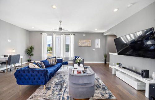 Luxury Downtown Home with Rooftop Deck And Skyline View - Photo 25